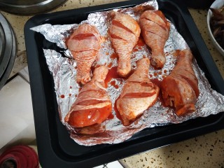 香烤鸡腿,腌制好的鸡腿放入铺好锡纸的烤盘