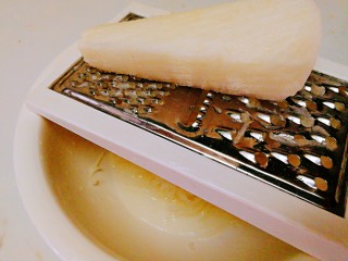 辅食计划+萝卜丝卷,用擦丝板把萝卜擦成均匀的萝卜丝