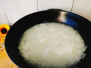 辅食计划+萝卜丝卷,放入开水中焯2-3分钟（去除萝卜中辣味和部分水分）