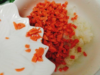 辅食计划+萝卜丝卷,将处理过的萝卜丝、火腿丁、粉丝放在一起