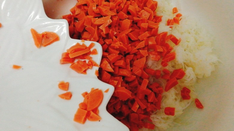 辅食计划+萝卜丝卷,将处理过的萝卜丝、火腿丁、粉丝放在一起