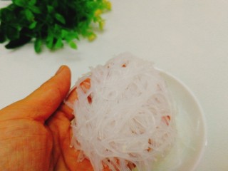 辅食计划+萝卜丝卷,泡发后用刀切碎（加入粉丝作用改善萝卜丝饼的口感）。