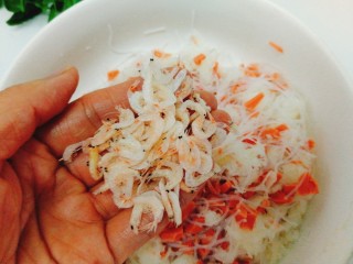 辅食计划+萝卜丝卷,拌好后加入虾米
