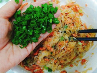 辅食计划+萝卜丝卷,最后加入葱花，搅拌均匀
