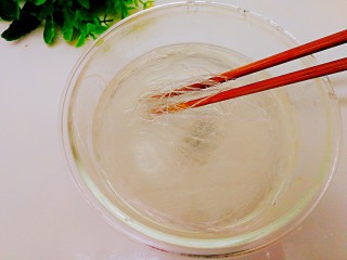 辅食计划+萝卜丝卷,粉丝用温水泡发