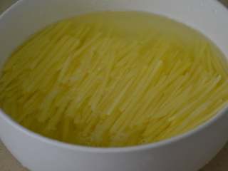 凉拌土豆丝,切好的土豆丝放入清水中，防氧化。