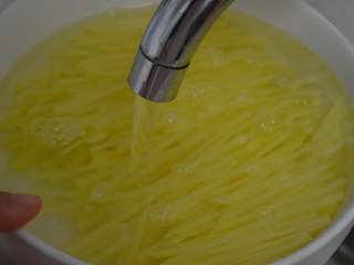凉拌土豆丝,反复清洗几遍，洗去土豆里的淀粉。