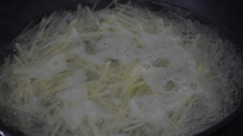 凉拌土豆丝,锅内烧开水，倒入土豆丝，焯水。