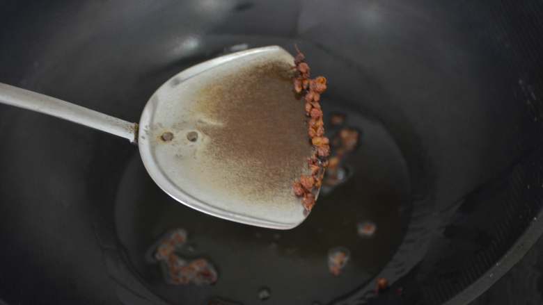 凉拌土豆丝,捞出花椒，不要。