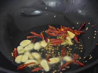 凉拌土豆丝,加入红辣椒和蒜片，炒香。