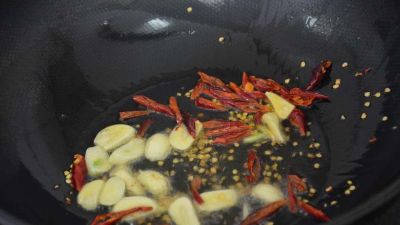 凉拌土豆丝,加入红辣椒和蒜片，炒香。