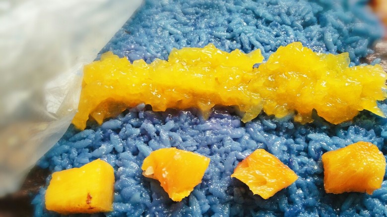#辅食计划#“蓝钻”水果寿司,再放上几粒菠萝丁
