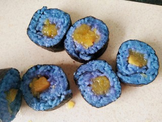 #辅食计划#“蓝钻”水果寿司,用锋利的刀子切成小块