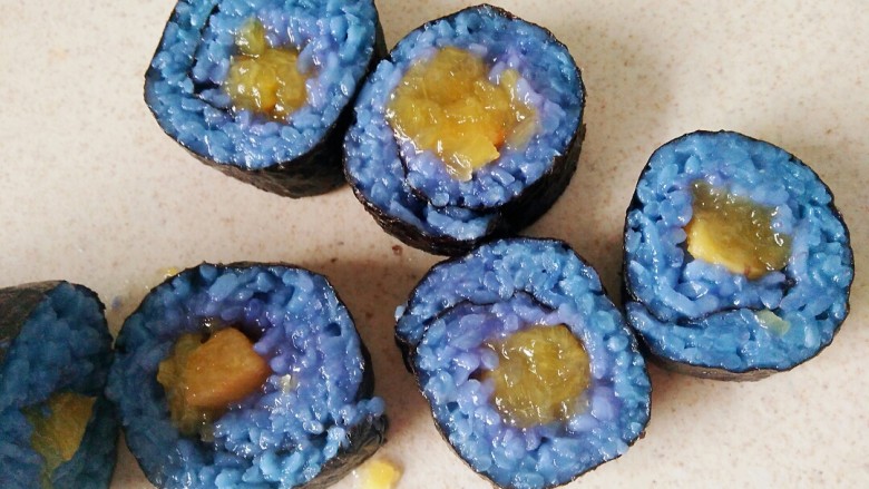 #辅食计划#“蓝钻”水果寿司,用锋利的刀子切成小块