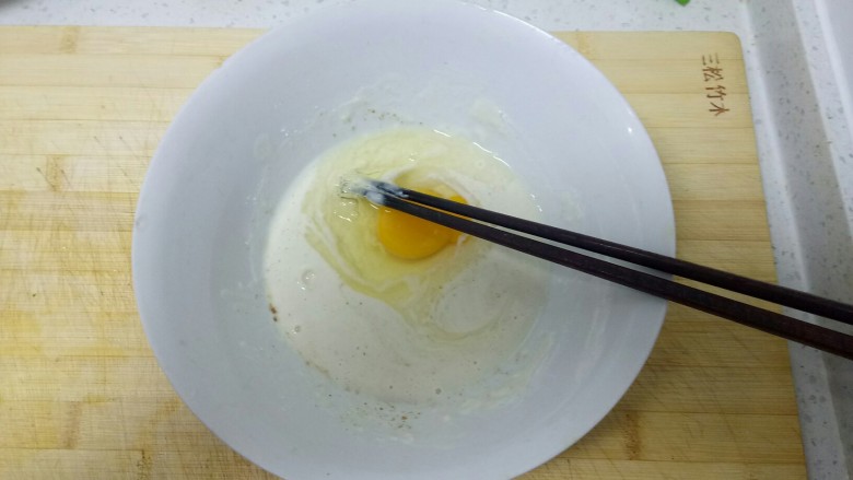 香椿饼,加入鸡蛋搅拌均匀。