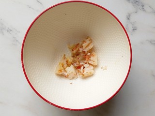 鸡蛋吐司杯盏,鲜虾去壳去虾线后，水里焯熟切小块备用