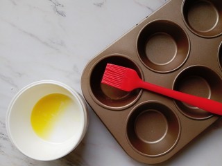 鸡蛋吐司杯盏,黄油融化后，在模具上刷一层
