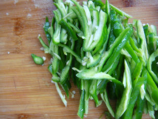 青椒肉丝--快手菜,青椒去籽 切丝 
热水焯一遍
捞起沥干备用