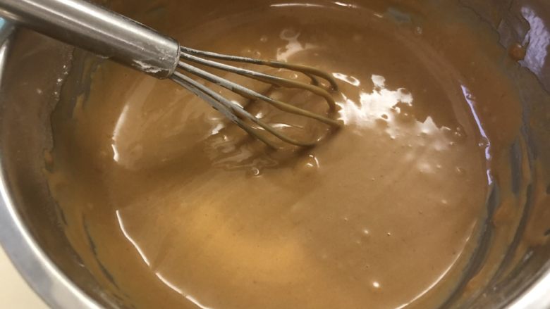 微润红糖栗子🌰戚风蛋糕,一字划开或之字形划开，切忌打圈方式，混合至无干粉。