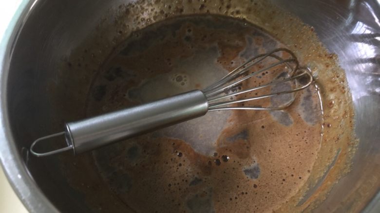 微润红糖栗子🌰戚风蛋糕,加入水，搅拌均匀。