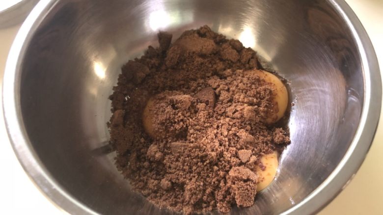 微润红糖栗子🌰戚风蛋糕,先做蛋黄糊，蛋黄加入红糖，如果红糖大颗粒比较多要用料理机打碎再用。