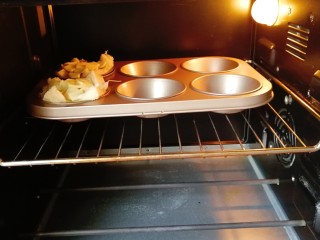 鸡蛋吐司杯盏,烤箱180度预热10分钟后，放入模具，170度上下火烤15分钟左右（具体时间和温度根据自家烤箱脾性来定）