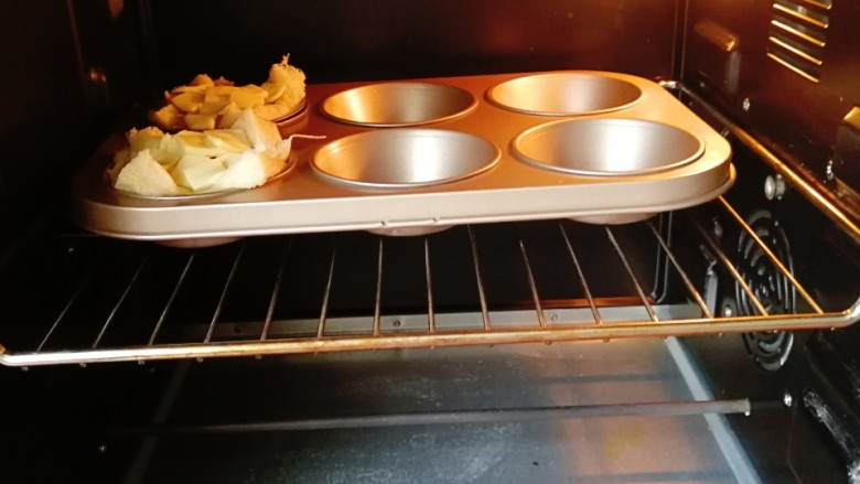 鸡蛋吐司杯盏,烤箱180度预热10分钟后，放入模具，170度上下火烤15分钟左右（具体时间和温度根据自家烤箱脾性来定）