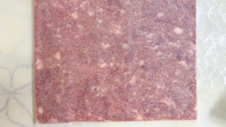 黑椒叉烧蜜汁肉脯,折叠起来，形状方正。28*28烤盘，可以做200克肉，尽量厚薄均匀。