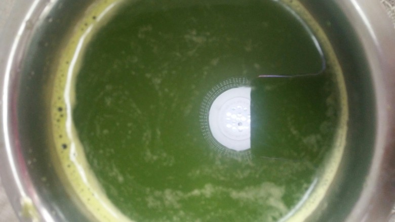 青青艾糍,将控干水分的艾叶放入榨汁机内放入少许水，不用过滤