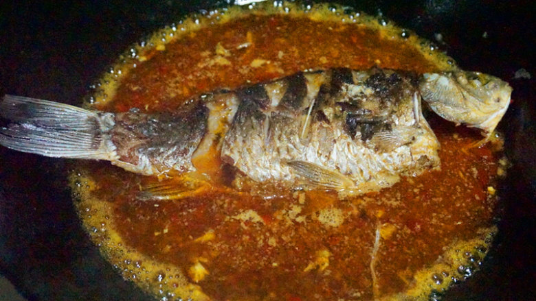 豆瓣鲫鱼,将鱼下入锅中大火烧开，小火7-8分钟
叨叨叨：小火才能入味把豆瓣、姜蒜的香味融入其中
