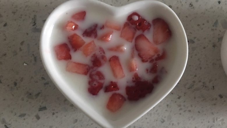 草莓牛奶布丁🍮,加入草莓粒，放入冰箱冷藏至凝固