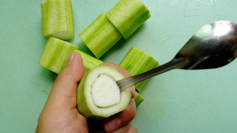 酿水瓜,用小勺把，在水瓜中间转一圈