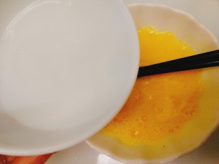 辅食计划+虾仁鸡蛋羹,搅匀的蛋液里徐徐倒入2倍蛋液的温开水，一边混合，一边打散；