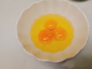 辅食计划+虾仁鸡蛋羹,鸡蛋加少许的食盐搅打均匀，