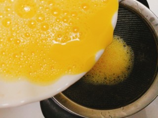 辅食计划+虾仁鸡蛋羹,混合好的蛋液水会有很多气泡，用面粉筛过滤一遍，蛋液水会细腻很多；
