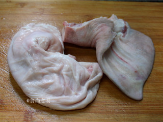 卤水双拼,猪耳朵洗净，刮干净附在猪皮上的细毛、污垢，接着处理猪肚