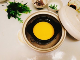 辅食计划+虾仁鸡蛋羹,放在砂锅里蒸
