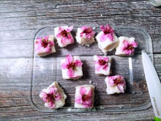 美人面~桃花🌸小食,按花瓣🌸切成小方块，有其它模具的可以用其它模具。