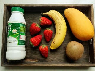 酸奶水果捞,准备草莓，芒果，香蕉，奇异果和酸奶。