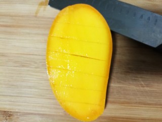 酸奶水果捞,芒果先用刀横切。