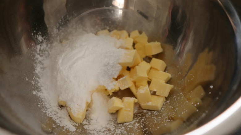 糖霜饼干之婚礼系列,把糖粉和盐倒入黄油中，用蛋抽搅拌均匀。