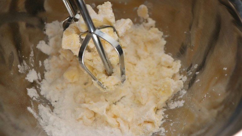 糖霜饼干之婚礼系列,用电动打蛋器搅打均匀，直到没有干粉状。