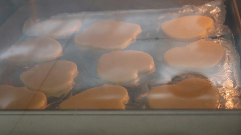 糖霜饼干之婚礼系列,烤盘放入烤箱中层，上下火150度，烤十到十五分钟，表面金黄色即可。出炉晾凉备用。