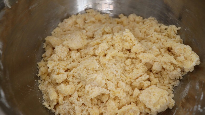 糖霜饼干之婚礼系列,筛入低筋面粉，用刮刀切拌均匀。