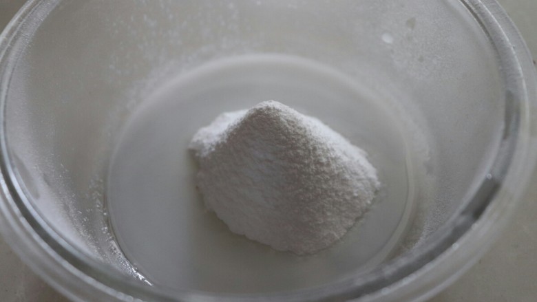 糖霜饼干之婚礼系列,把过筛的糖粉再加进去，混合到光滑的状态。