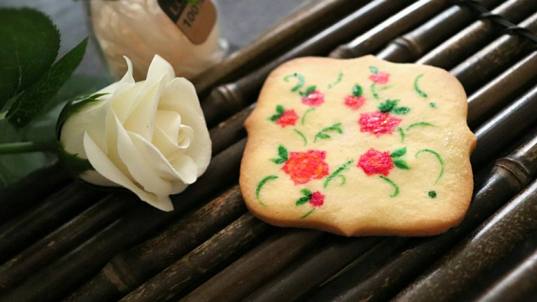 糖霜饼干之婚礼系列,也可以根据自己喜好描花卉，做出来也很浪漫。