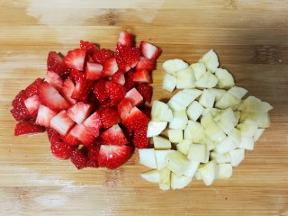 酸奶水果捞,草莓切丁，香蕉剥皮也切成丁。