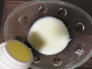 酸奶水果捞,在玻璃碗中倒入一层酸奶。