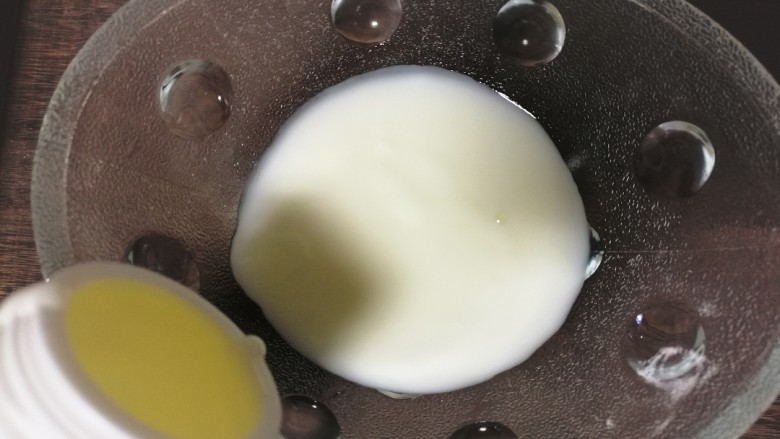 酸奶水果捞,在玻璃碗中倒入一层酸奶。