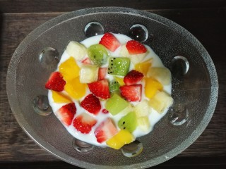 酸奶水果捞,然后加入四种水果丁。